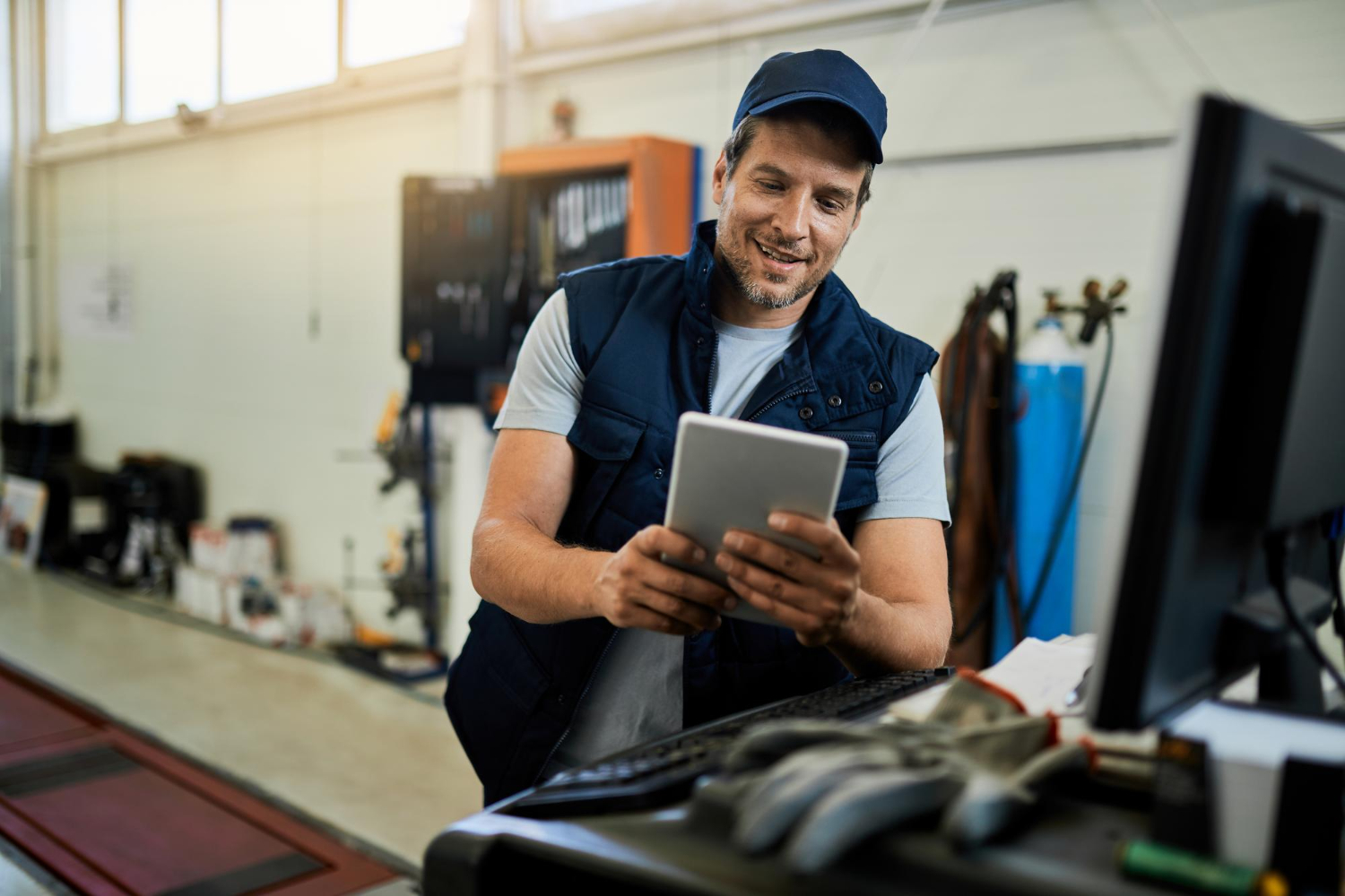 Technicien pilotant à distance une box WiFi depuis une tablette