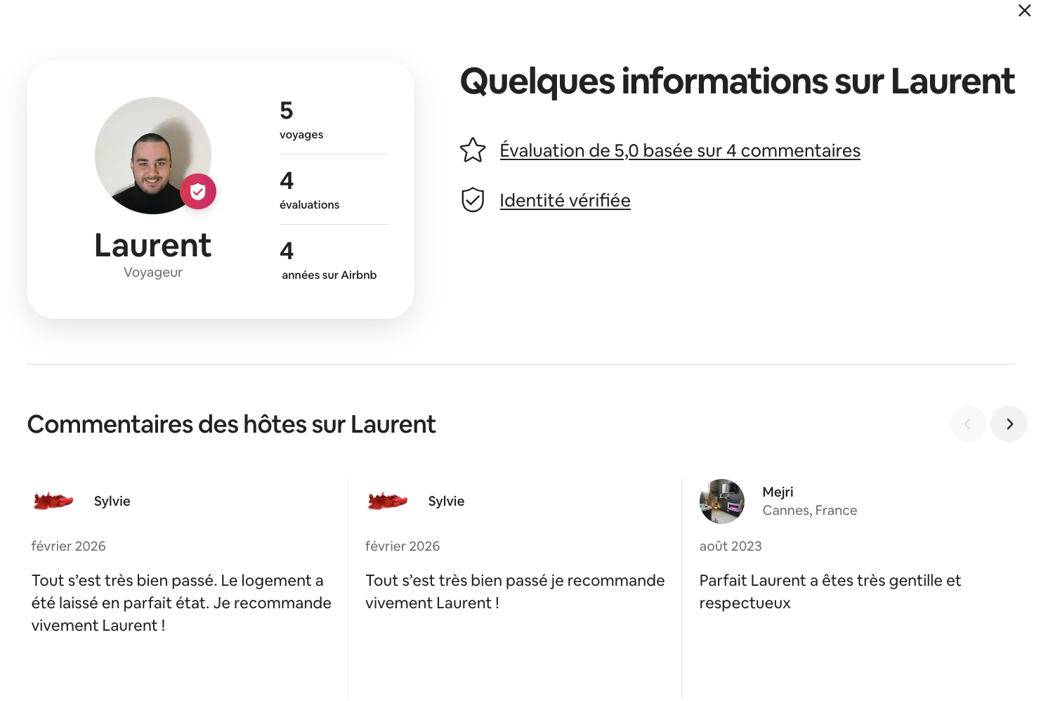 Hôte rédigeant un commentaire sur un voyageur après son séjour Airbnb