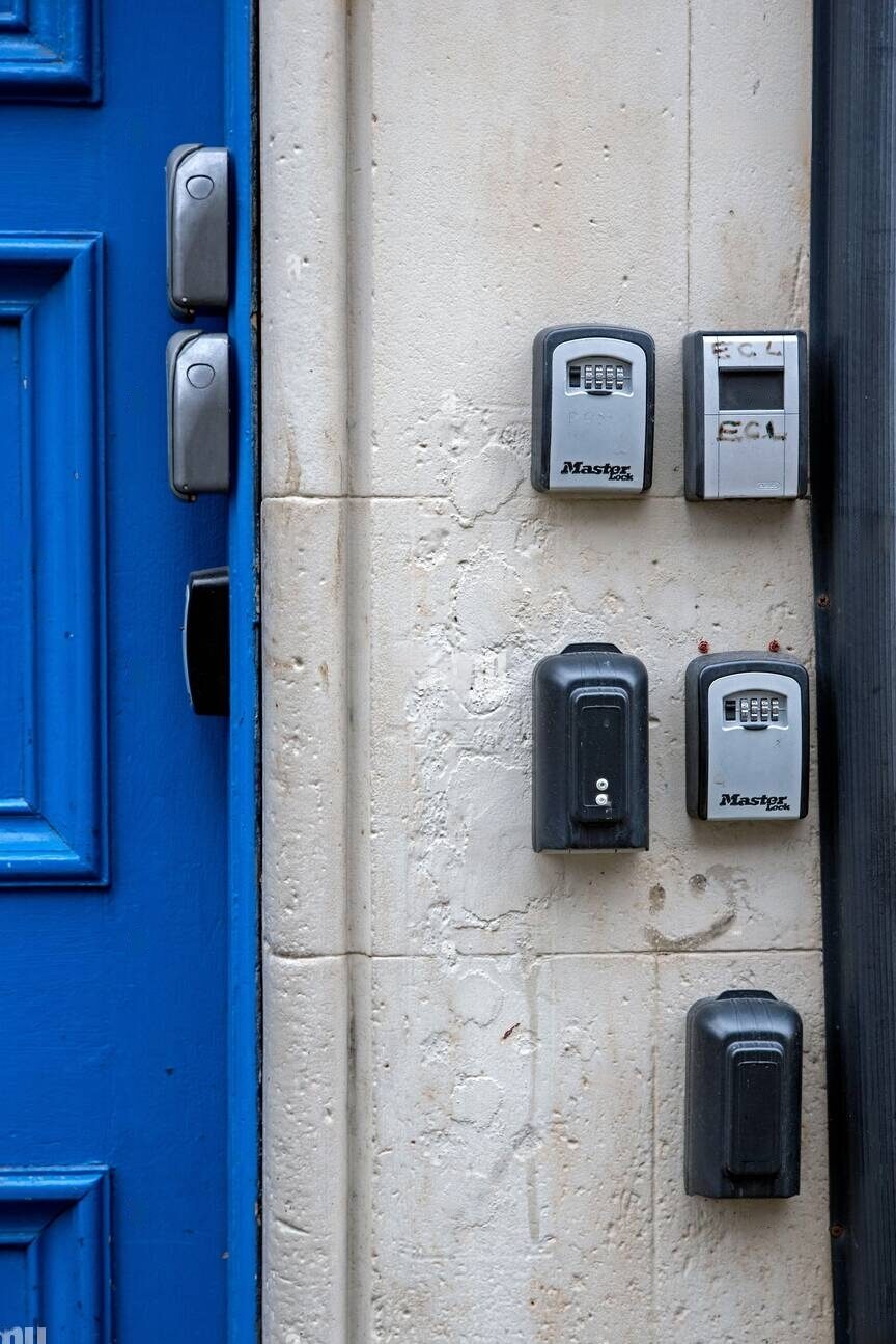 Bo&icirc;tes &agrave; cl&eacute; dans la rue