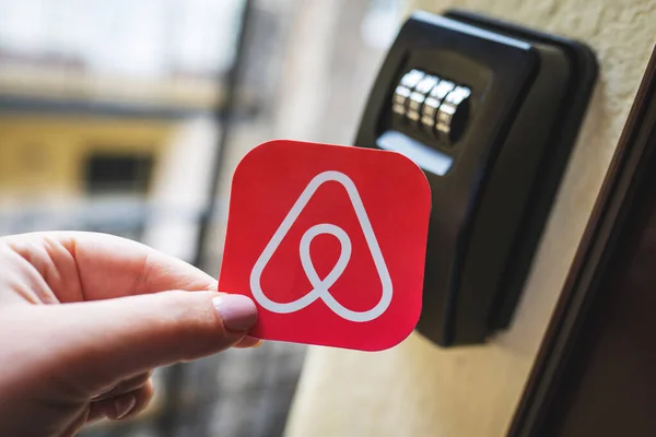 Logo Airbnb et bo&icirc;te &agrave; cl&eacute;