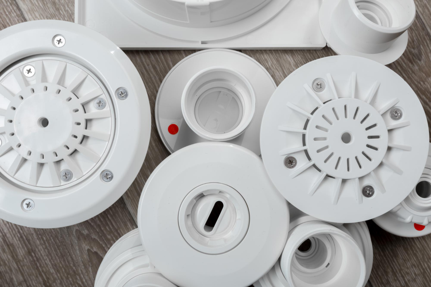 D&eacute;tecteur de fum&eacute;e connect&eacute; install&eacute; au plafond