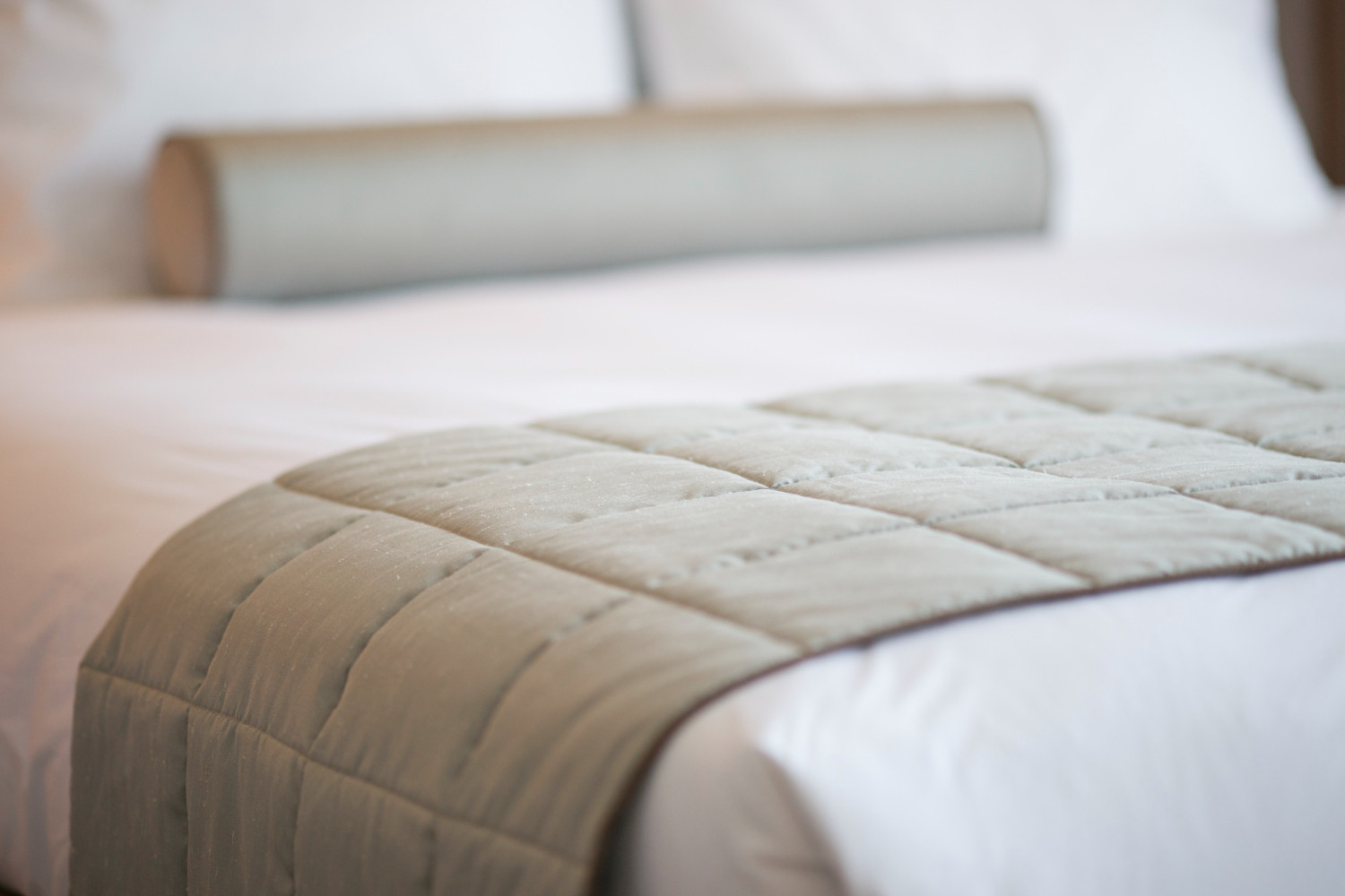 Linge de lit blanc h&ocirc;telier pour location saisonni&egrave;re