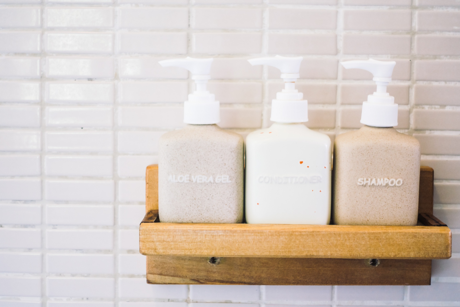 Doseurs muraux savon et shampoing dans une salle de bain Airbnb