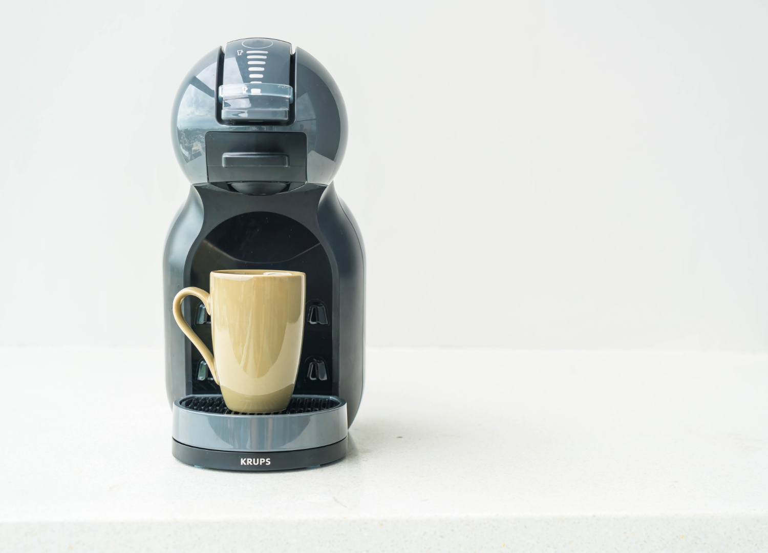 Machine &agrave; caf&eacute; &agrave; capsules dans une cuisine Airbnb