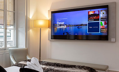 Smart TV dans un salon de location saisonni&egrave;re
